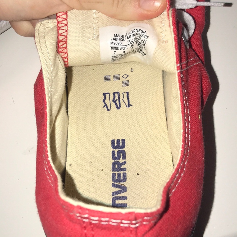 Red converse - Picture 2 of 2